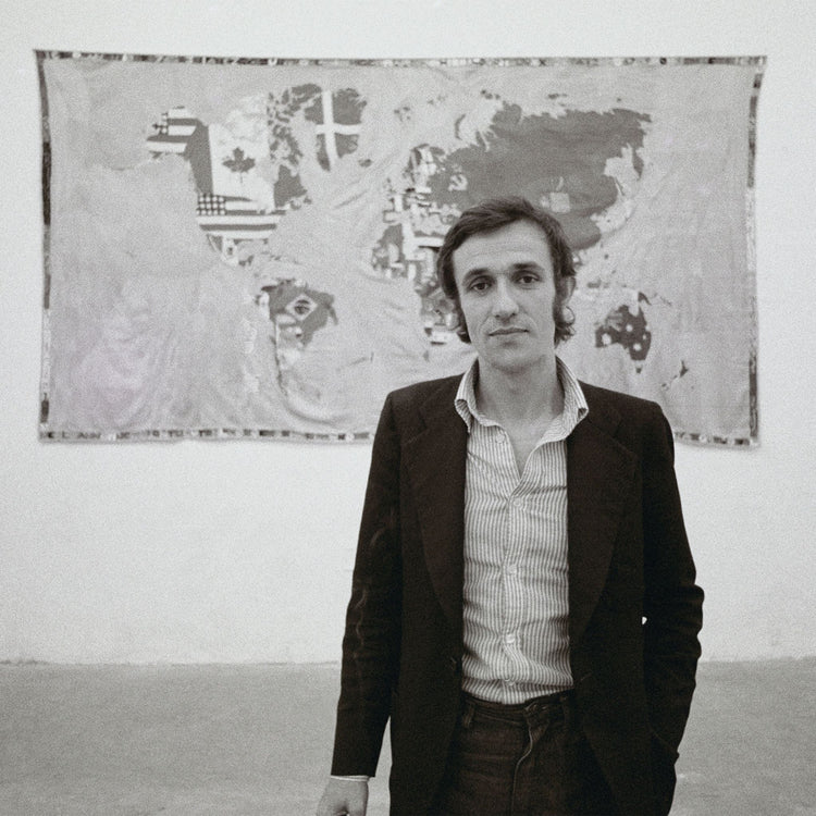 Ritratto di Alighiero Boetti, artista italiano concettuale noto per le sue opere Tessili e Arte Povera, con lavori esposti alla Galleria Antonio Damiani