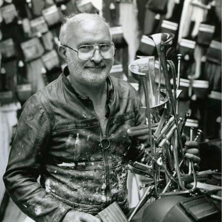 Ritratto dell’artista Arman (Fernandez Arman), maestro dell’arte contemporanea e accumulazione, fotografato alla Galleria Antonio Damiani.