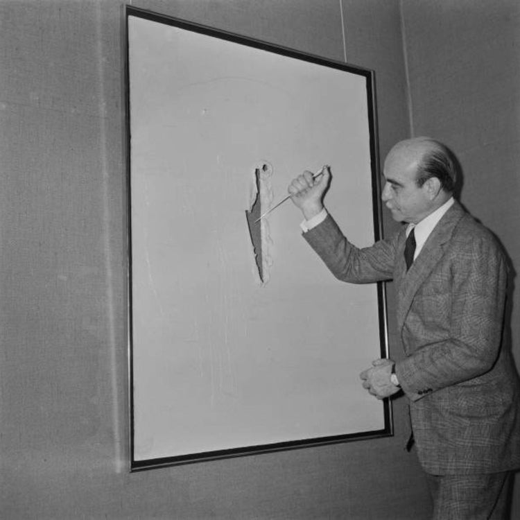 Ritratto di Lucio Fontana, artista italo-argentino fondatore dello Spazialismo, presentato dalla Galleria Antonio Damiani.