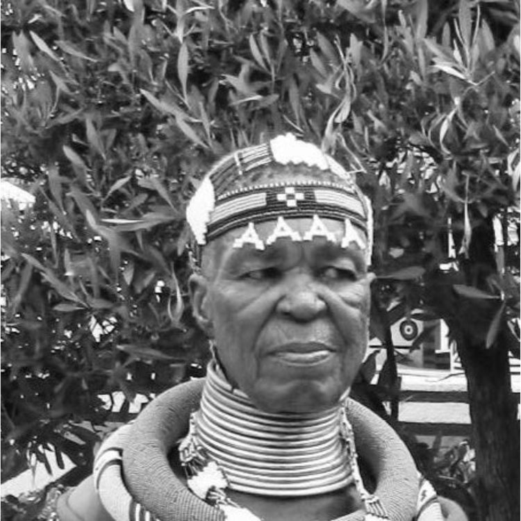 Ritratto di Esther Mahlangu, artista sudafricana celebre per le sue pitture murali Ndebele, con opere esposte alla Galleria Antonio Damiani