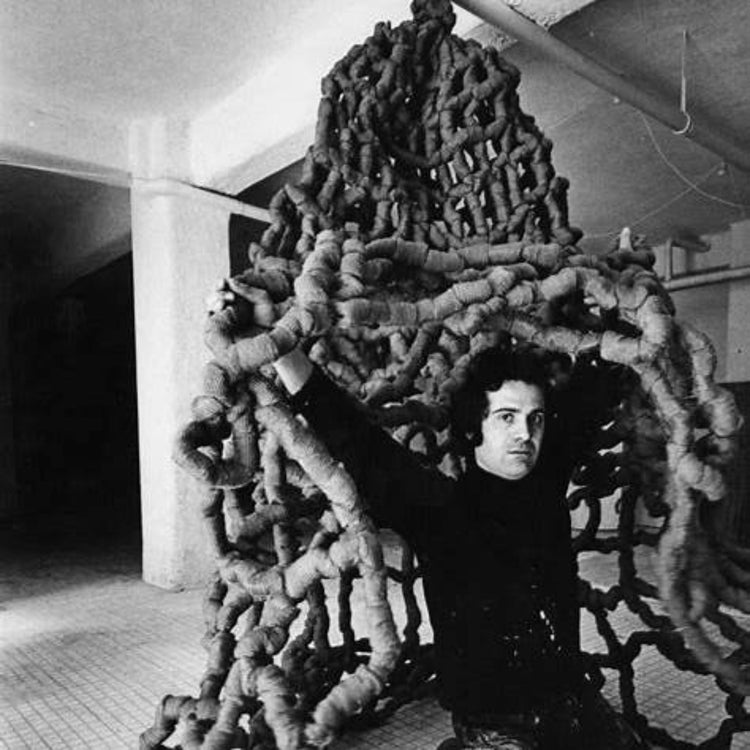 Ritratto di Pino Pascali, artista italiano tra i protagonisti dell’Arte Povera, presentato dalla Galleria Antonio Damiani.