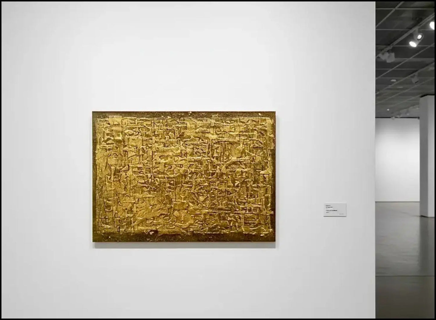 Opera storica "La tavola d'oro" (1960) di Elio Marchegiani. Tecnica mista su tavola, 70x100 cm. Esempio della ricerca materica iniziale dell'artista. Galleria Antonio Damiani.