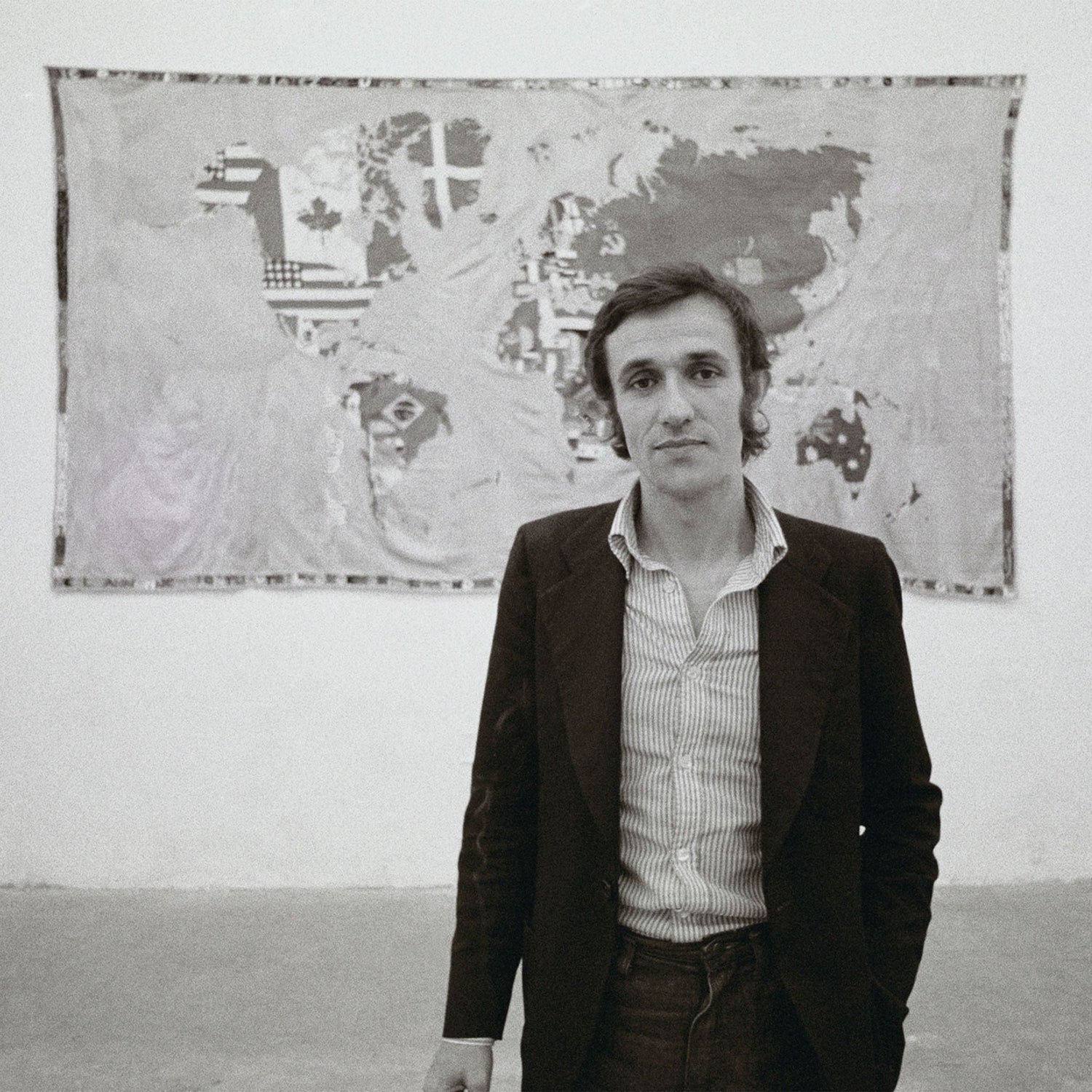 Ritratto di Alighiero Boetti, artista italiano concettuale noto per le sue opere Tessili e Arte Povera, con lavori esposti alla Galleria Antonio Damiani