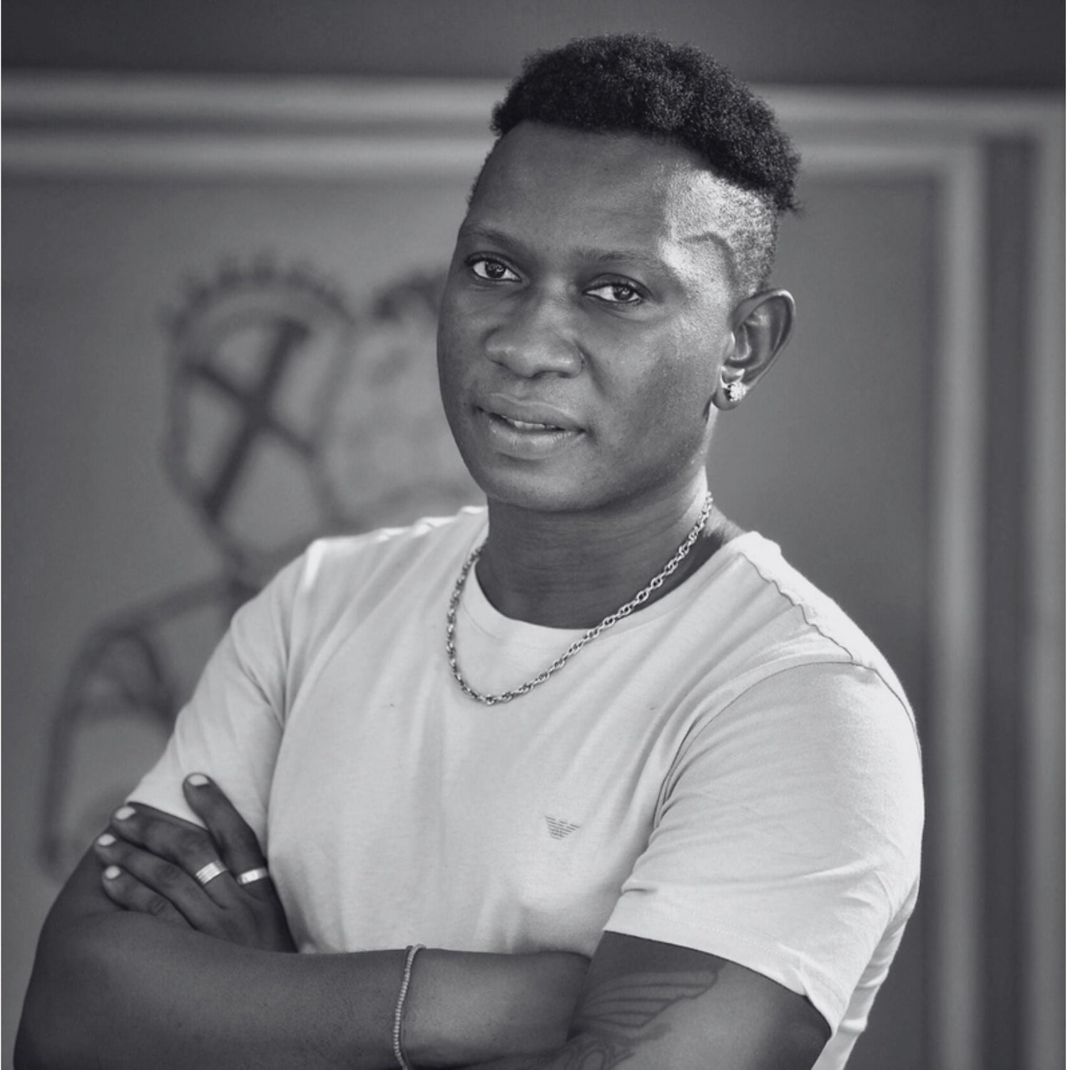 Ritratto di Boris Nzebo, artista contemporaneo camerunense, presentato dalla Galleria Antonio Damiani