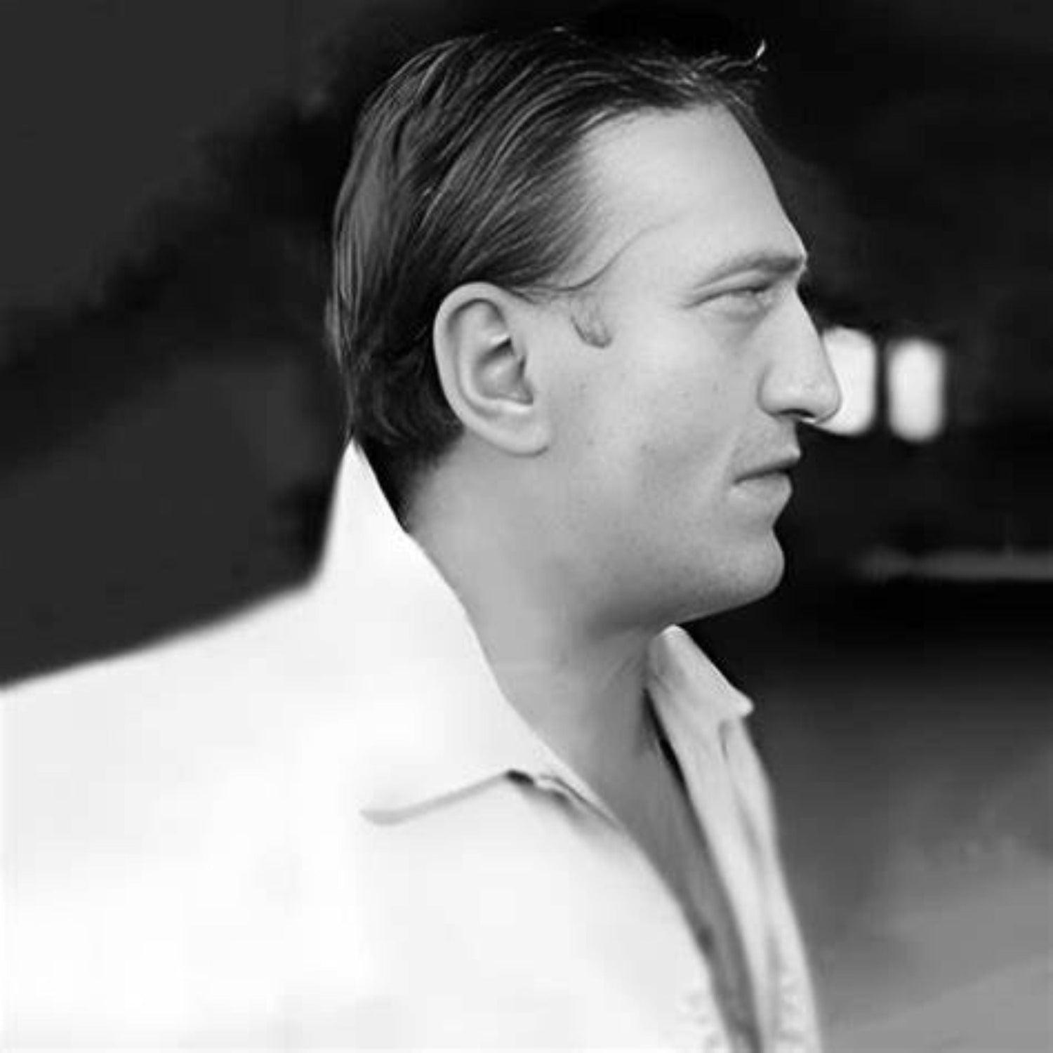 Ritratto in bianco e nero di Roberto Crippa, artista italiano protagonista dello Spazialismo, presentato dalla Galleria Antonio Damiani.