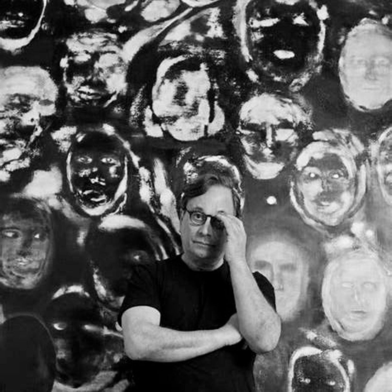 Ritratto di Ross Bleckner davanti a una sua opera, artista americano noto per i dipinti legati a memoria e identità, presentato dalla Galleria Antonio Damiani.