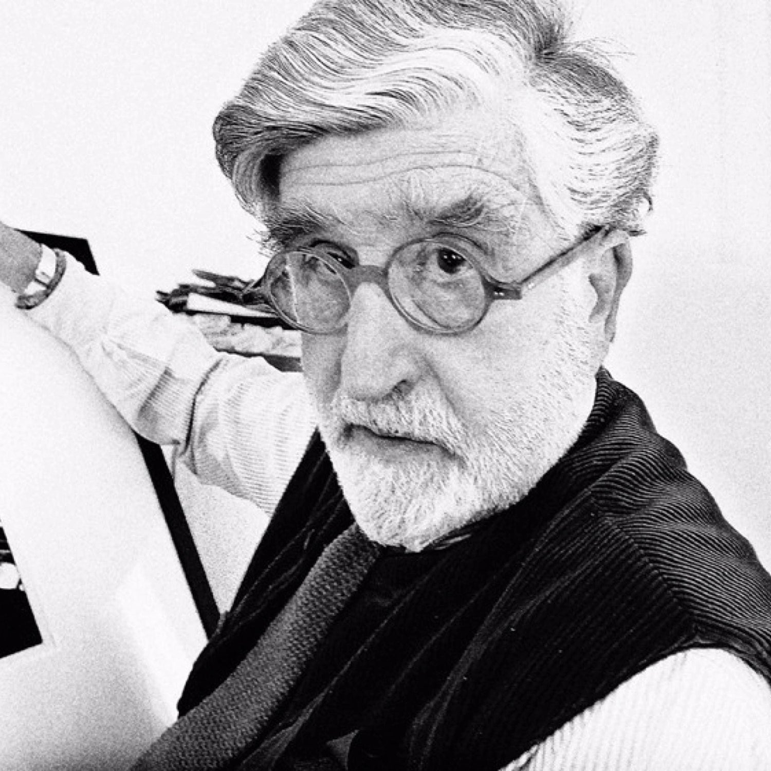 Ritratto di Valerio Adami, artista italiano noto per le sue opere pop art e figurative, con lavori esposti alla Galleria Antonio Damiani