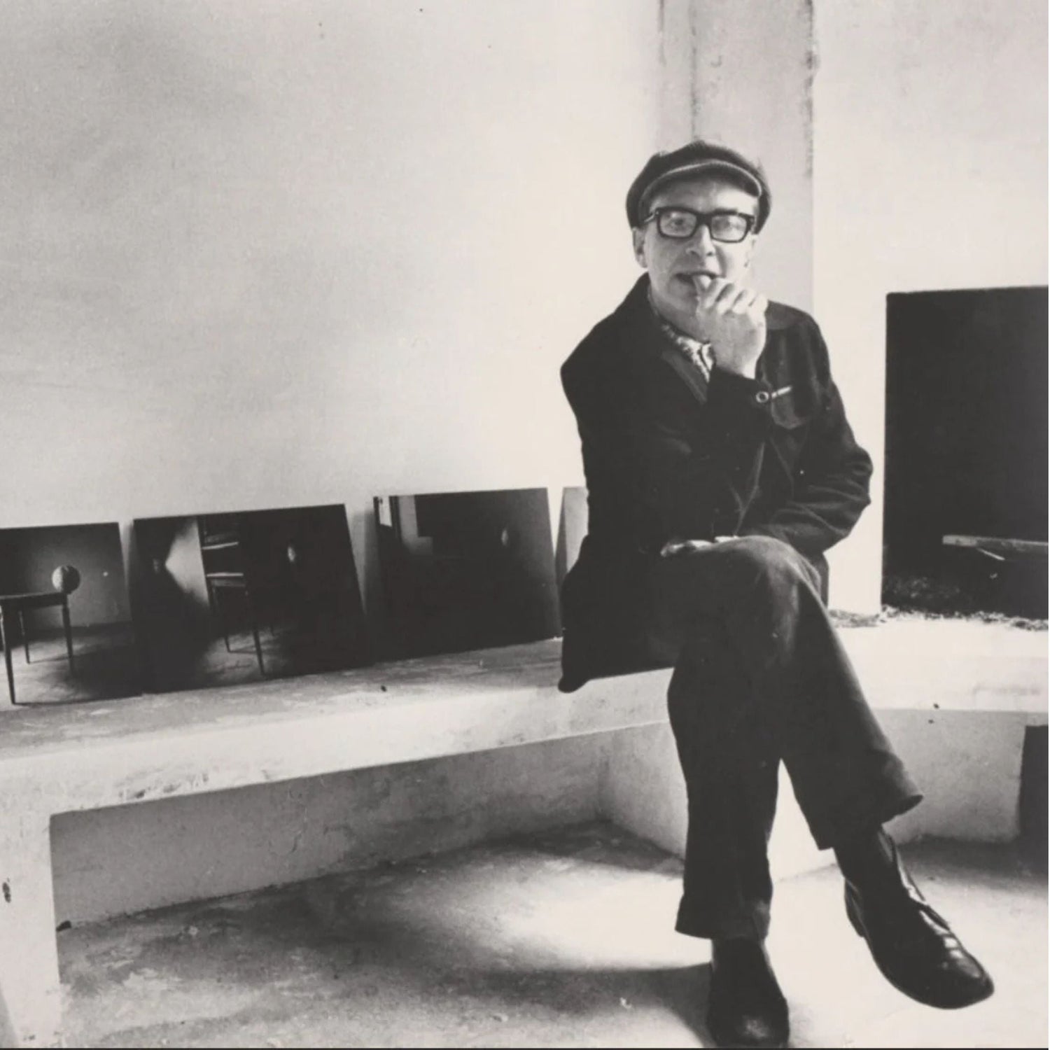 Ritratto di Vincenzo Agnetti, artista e concettuale italiano noto per le sue opere sperimentali e linguistiche, con lavori esposti alla Galleria Antonio Damiani