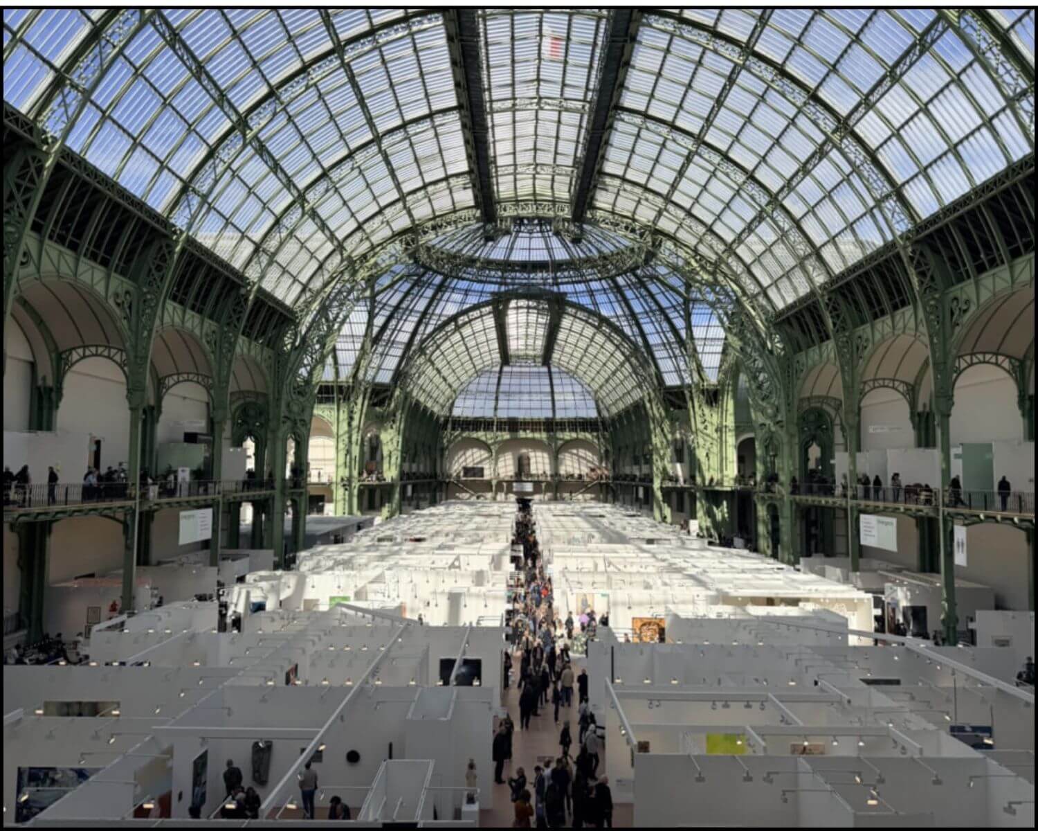 Art Basel Paris 2025: Analisi strategica. Scopri i segnali di mercato per i tuoi investimenti, dai blue chip (Picasso) alle tendenze italiane. Strategia Damiani per la tua collezione.