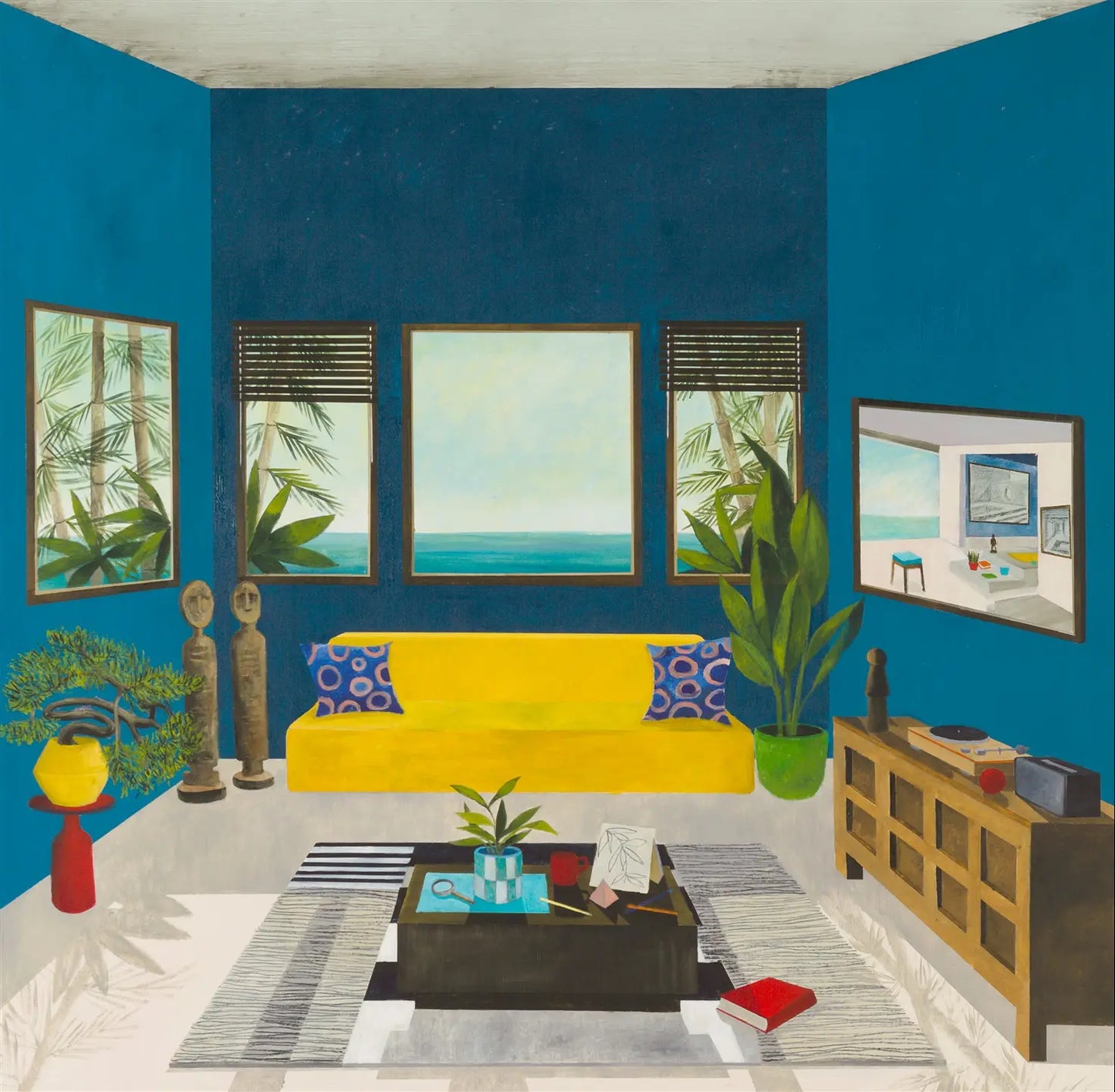 Dipinto a olio Le salon bleu 2025 di Mickaël Doucet: interno domestico con pareti blu indaco, divano giallo zafferano e vista mare con palme dalle finestre. Dettagli di sculture tribali, bonsai e tappeto geometrico. Arte contemporanea, 130 x 130 cm.
