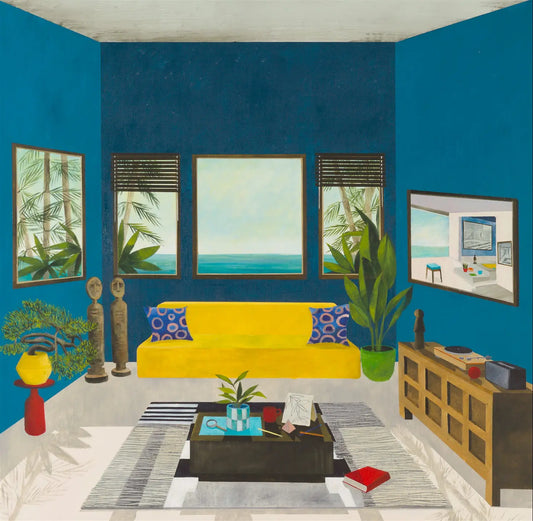 Dipinto a olio Le salon bleu 2025 di Mickaël Doucet: interno domestico con pareti blu indaco, divano giallo zafferano e vista mare con palme dalle finestre. Dettagli di sculture tribali, bonsai e tappeto geometrico. Arte contemporanea, 130 x 130 cm.