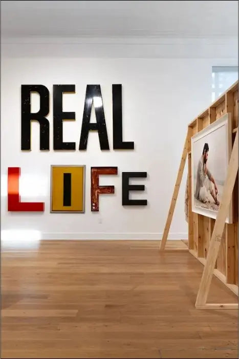 Presentazione Analisi della mostra "Jack Pierson: The Miami Years" al Bass Museum di Miami. Ripercorriamo il legame profondo tra l'artista e South Beach, dopo il recente dialogo con Klaus Biesenbach.