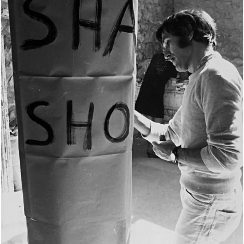 Ritratto fotografico di Alighiero Boetti, artista italiano protagonista dell’Arte Povera e concettuale, presentato dalla Galleria Antonio Damiani.