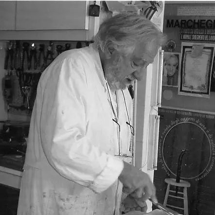 l'artista Elio Marchegiani in studio con le sue Grammature di Colore. 