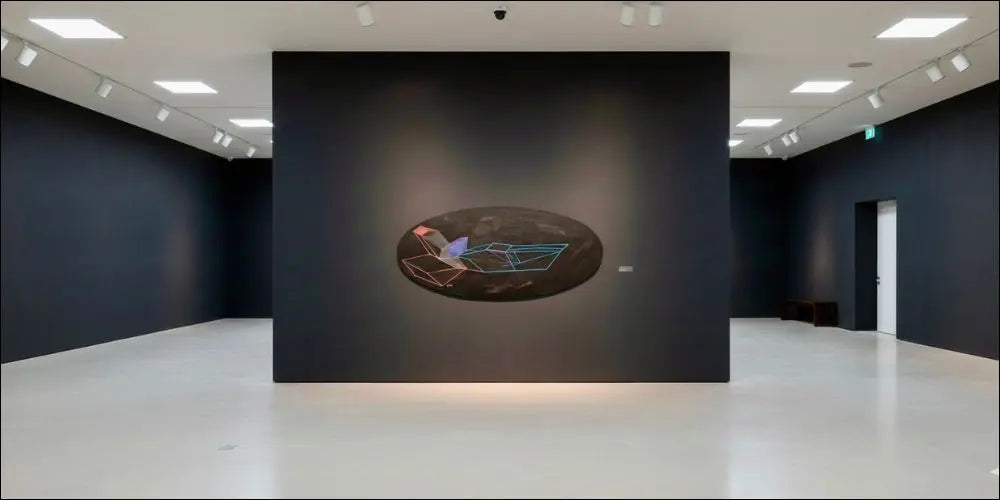 Achille Perilli: Gioco Stregonesco (1996). Tecnica mista su tela, 50x109 cm. Opera iconica del ciclo "Le trasparenze", esposta e pubblicata in catalogo generale. Interno di Galleria Antonio Damiani.