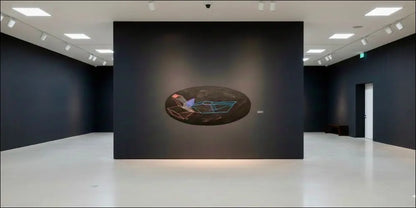 Achille Perilli: Gioco Stregonesco (1996). Tecnica mista su tela, 50x109 cm. Opera iconica del ciclo "Le trasparenze", esposta e pubblicata in catalogo generale. Interno di Galleria Antonio Damiani.