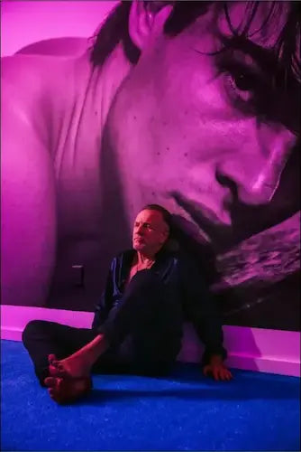 Presentazione Analisi della mostra "Jack Pierson: The Miami Years" al Bass Museum di Miami. Ripercorriamo il legame profondo tra l'artista e South Beach, dopo il recente dialogo con Klaus Biesenbach.