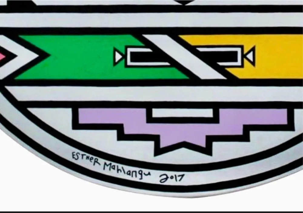 Dettagli di Esther Mahlangu: Ndebele Pattern (2017). Acrilici su tela, diametro 75 cm. Pittura tradizionale Ndebele su supporto moderno. Autenticata dall'artista.