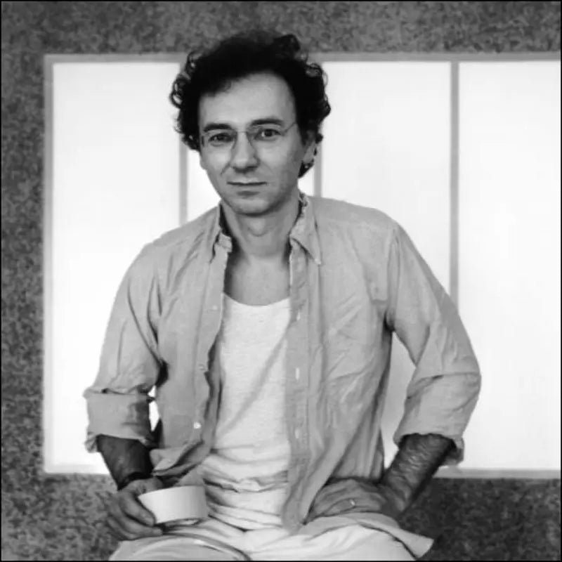 Ritratto fotografico di Peter Halley, artista americano del movimento Neo-Geo, noto per le sue composizioni geometriche e concettuali, presentato dalla Galleria Antonio Damiani.