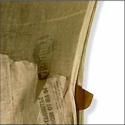 Dettaglio del bordo e della struttura del tessuto dell'opera originale di Robert Rauschenberg registrata presso la Foundation.