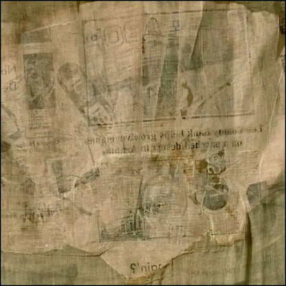 Particolare del trasferimento a solvente su tessuto: ritagli di giornale e immagini di attualità nella serie Hoarfrost di Robert Rauschenberg.