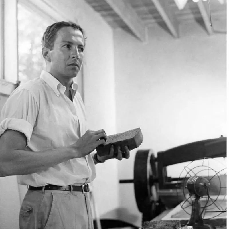 Ritratto fotografico di Robert Rauschenberg, artista americano innovatore del Neo-Dada e della Pop Art, presentato dalla Galleria Antonio Damiani.