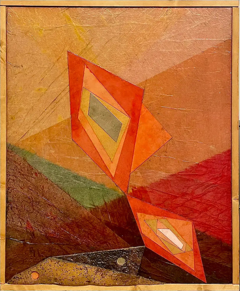 Vista frontale dell’opera “Meteorite” realizzata da Roberto Crippa nel 1970. Composizione polimaterica su sughero appartenente alla fase matura della ricerca materica dell’artista.