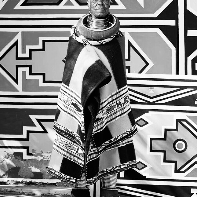 Esther Mahlangu. Artista africana pluripremiata e ambasciatrice culturale sudafricana, la cui arte è esibita sulla scena internazionale.